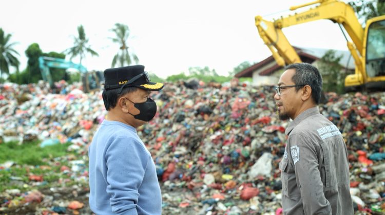 Sampah ‘Membludak’, Bupati Asmar : Kita Dibantu Ekskavator Dari Rekan Kontraktor 