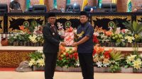 Pj Gubri Serahkan Nota Pengantar Ranperda Tentang Perubahan APBD 2024 Kepada DPRD Riau