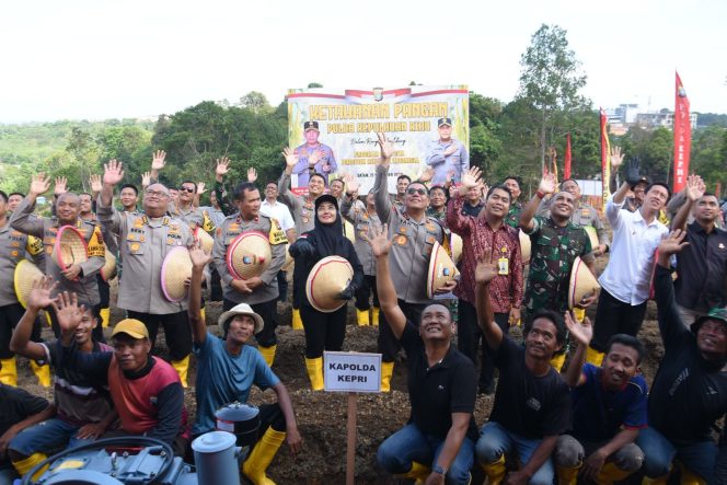 
					Polda Kepri Tanam Jagung Untuk Ketahanan Pangan Nasional 