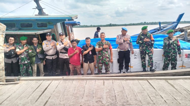 Kapolsek Reteh Monitoring Pendistribusian Logistik Pilkada 2024 ke Desa-desa