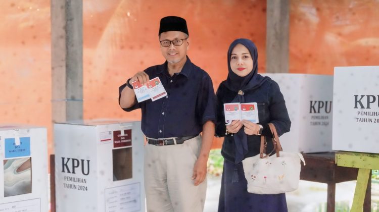 Masrul Kasmy Nyoblos Di TPS 01 Desa Alahair Timur
