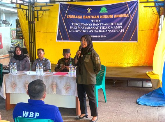 Fitriani SH LBH Ananda saat memberikan materi terkait pendampingan hukum cuma cuma kepada warga binaan lapas kelas IIA Bagansiapiapi, Senin (18/11)