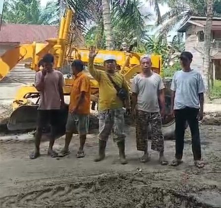 Peduli Jalan Rusak Agus Supriadi Turunkan Alat Berat Pakai Dana Pribadi