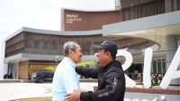 Peluk Syamsuar, Ary Nugraha Tokoh Muda Peraih TOP 100 Dunia Ini Yakin Riau Maju di Pimpin Yang Sudah Terbukti