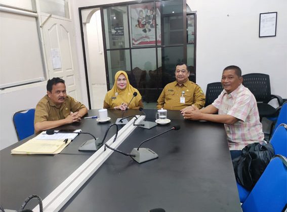 Kadis DPK Tanjungpinang didampingi Sekretaris dan Kabid Kearsipan ketika menerima kunjungan Kabid Perpustakaan Lingga.