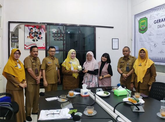 Kadis DPK Tanjungpinang Metya Yulianti menyerahkan cendramata kepada Arsiparis dari Kota Vontang