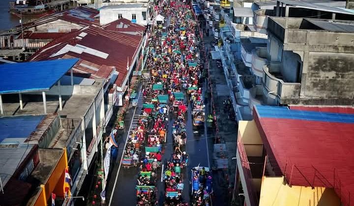 Puluhan Ribu Masyarakat Hadir Di Perang Air Meranti