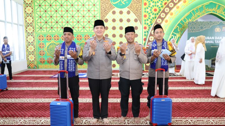 Kapolda Riau Lepas Keberangkatan Dua Bhabinkamtibmas Dari Meranti ke Tanah Suci 