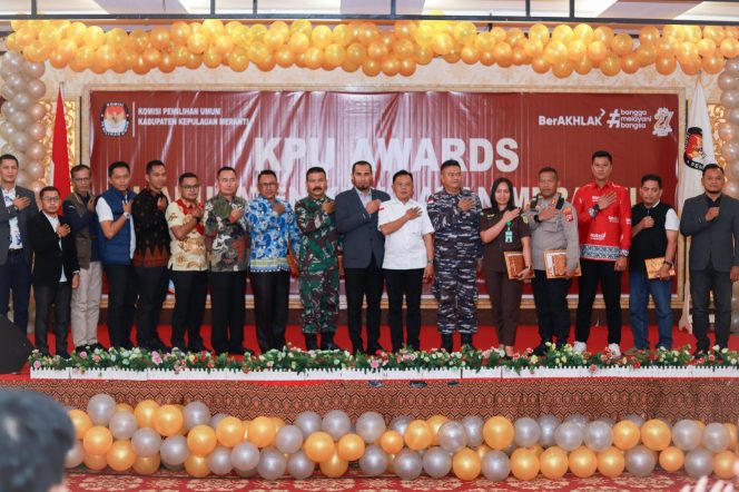 
					Terima Penghargaan, Plt Bupati Meranti Asmar Apresiasi KPU Awards