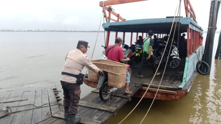 Polsek Rangsang Barat Pantau Arus Penumpang di Pelabuhan Kempang