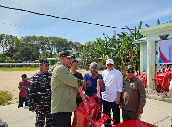 Gerobak Sorong untuk Warga Desa Mengkait Anambas dari CSR BRK Syariah