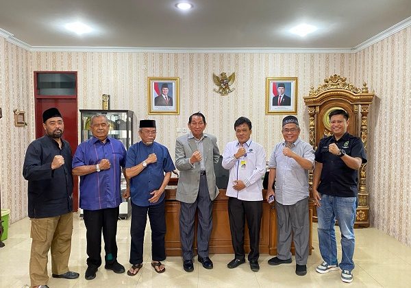Pengurus LAMR berfoto bersama Plt BLK Riau
