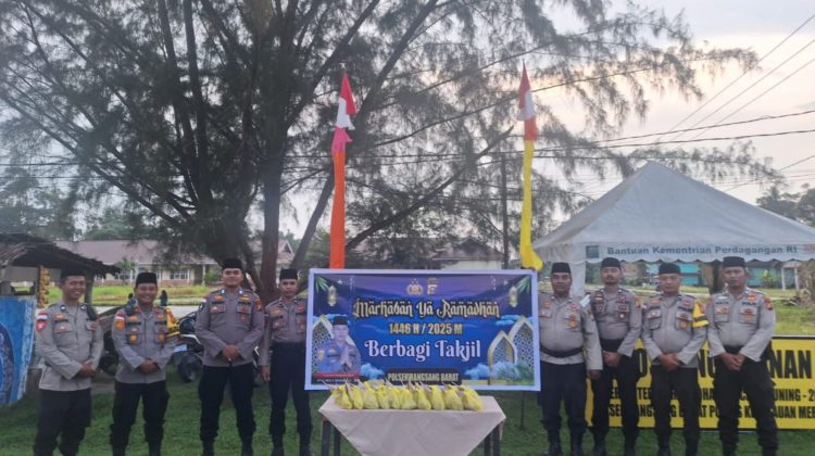 Polsek Rangsang Barat Bagi Puluhan Takjil Kepada Masyarakat