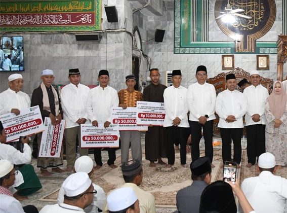 Dukung Program Pemprov Riau, 5 Masjid Di Tembilahan Terima Bantuan CSR BRK Syariah
