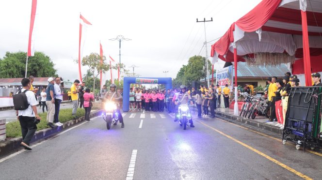 
					Walupun Diguyur Hujan, Semangat Masyarakat Tetap Ikut Karhutla Fun Run Polres Meranti