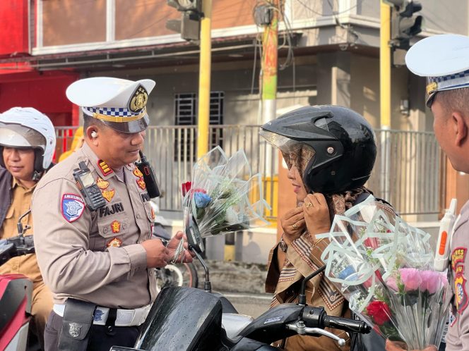 
					Hari Kartini, Satlantas Bagikan Puluhan Bunga dan Helm Gratis