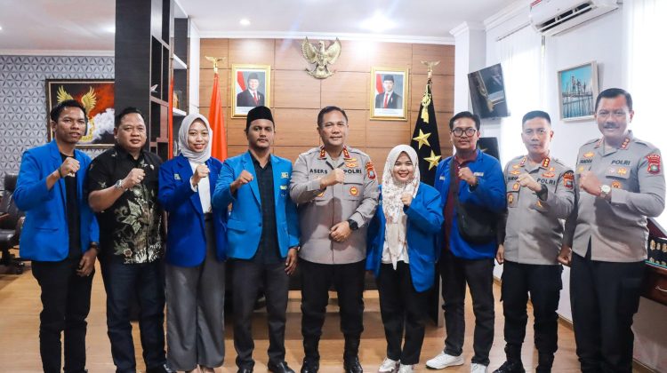 Kunjungan silaturahmi dari PMII Provinsi Kepulauan Riau ke Polda Kepri, yang berlangsung di Ruang Kerja Kapolda Kepri pada hari Selasa (29/4/2025). F: Humas Polda Kepri