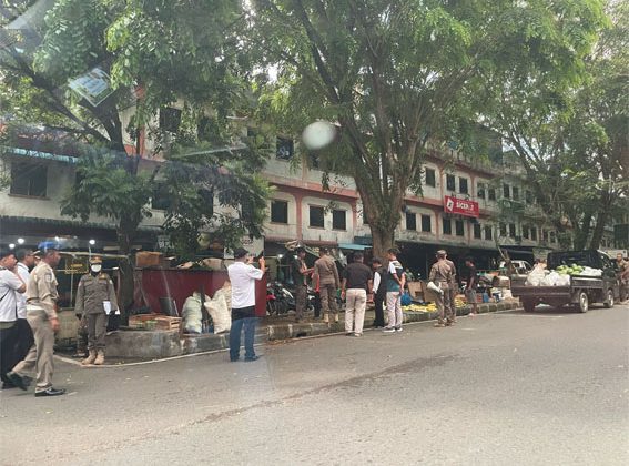 Penertiban Pedagang Kaki Lima ( PKL ) oleh Satpol PP Kota Tanjungpinang, Rabu ( 09/04 ) Bintan center