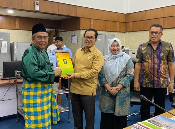 Ketum DPH LAMR Datuk Seri H. Taufik Ikram Jamil Ketua bersama Ketua Pansus Ranperda Pemajuan Kebudayaan Melayu Riau Edi Basri. F: Ist