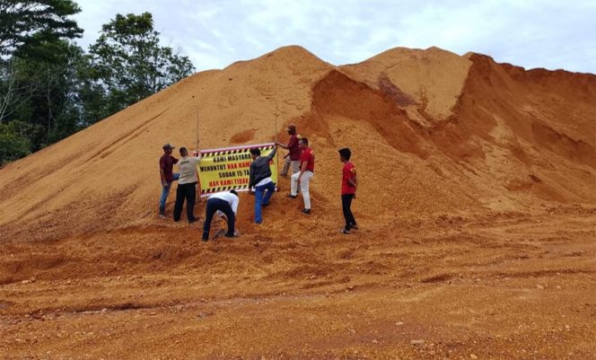 
					Saat Warga Memasang Spanduk Larangan Untuk Lakukan. Loading/ Pengangkutan Stockpile Bauksit PT. Hermina Jaya. F : Ist