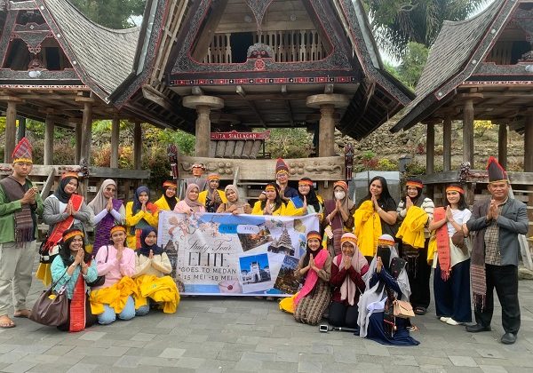 Berfoto di depan situs sejarah di Huta Siallagan, Samosir. F: Ist