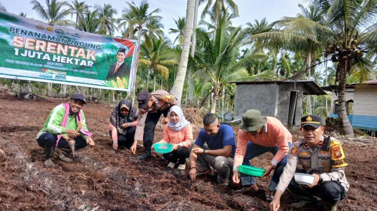 Polsek Rangsang menghadiri kegiatan penanaman jagung oleh petani. F: Ist