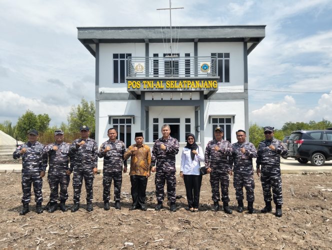 
					Berfoto bersama secara meninjau kesiapan pembangunan dapur umum di Kabupaten Kepulauan Meranti, Kamis (22/05/2025). F: Ist