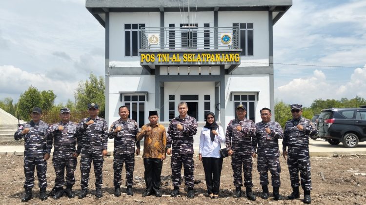 Berfoto bersama secara meninjau kesiapan pembangunan dapur umum di Kabupaten Kepulauan Meranti, Kamis (22/05/2025). F: Ist
