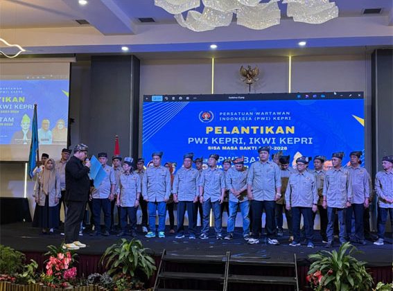 Ketua Umum PWI Pusat Zulmansyah Sekedang saat melantik Pengurus PWI Provinsi Kepri di Ballroom Hotel Planet Holiday Batam, 7 Mei 2025. (Foto: Humas PWI Kepri)