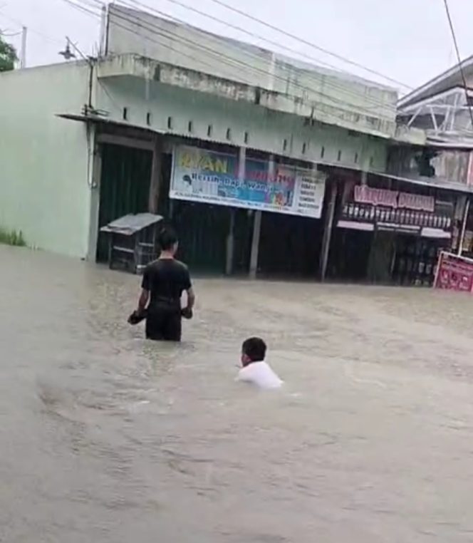 
					Banjir di ruas Jalan Raya perumahan Gading Marpoyan.