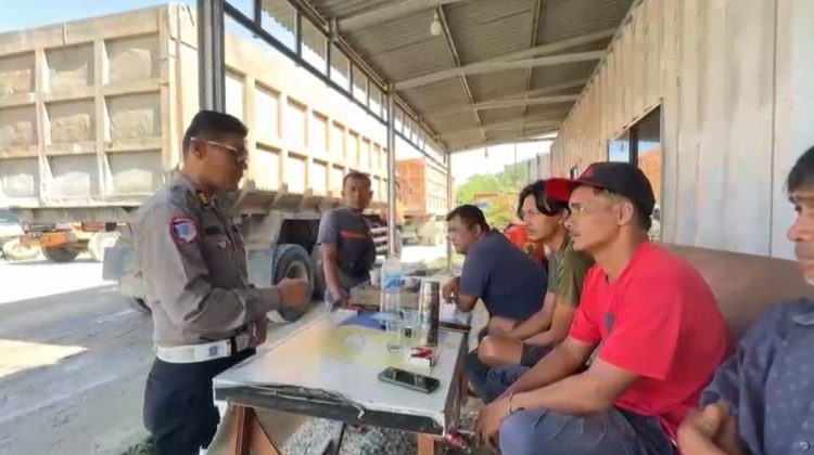 Petugas Lantas saat mendatangi sopir untuk memberi edukasi.