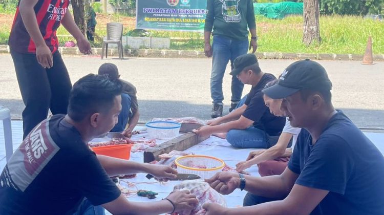 Persatuan Wartawan Indonesia (PWI) Kota Batam melaksanakan penyembelihan tiga ekor kambing kurban di halaman kantor PWI Batam, Ahad (8/6/2025). F: ist