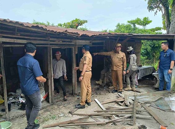 Pemerintah Kota  Pekanbaru membongkar 22 warung remang-remang tak berizin di Jalan SM Amin. F: Ist