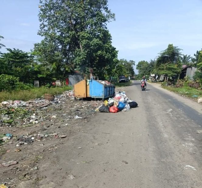 
					Sampah yang kembali berserak di KM 7, Perawang, Siak.