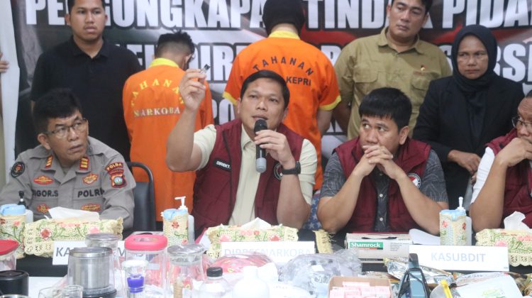 Konferensi pers tersebut, Ditresnarkoba Polda Kepri berhasil mengungkap dua kasus besar, salah satunya adalah penggerebekan _Clandestine Mini Lab_ (Laboratorium Mini Rahasia) narkotika yang beroperasi di Apartemen kawasan Harbour Bay, Kota Batam. F: Ist