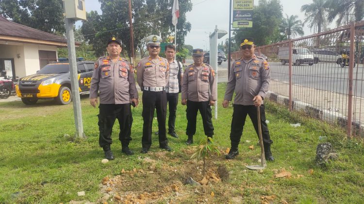 Polsek Rumbai Pesisir melaksanakan kegiatan penanaman bibit pohon pada Jumat (13/6/2025). F: Ist