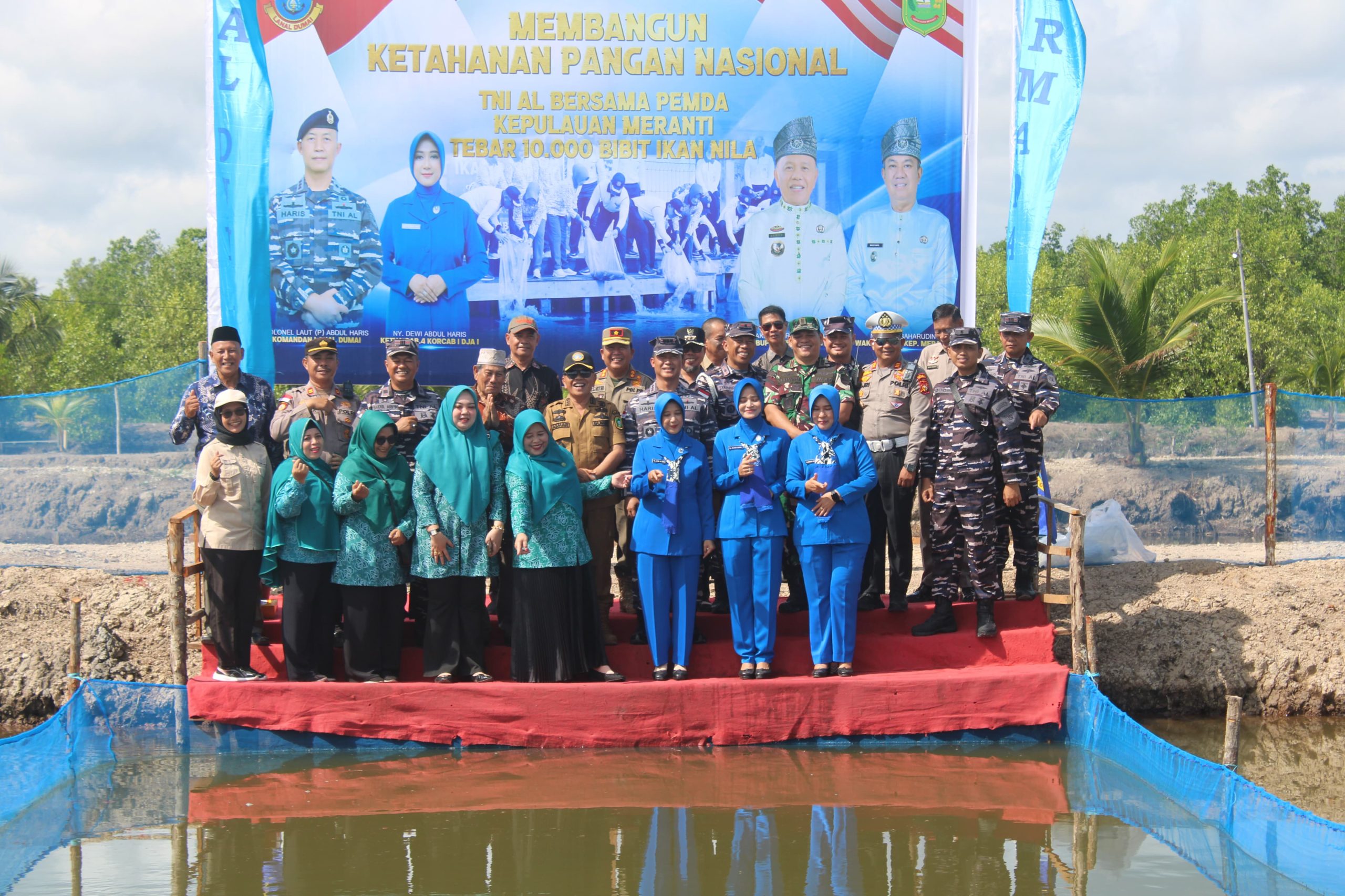 Foto bersama Komandan Pangkalan TNI AL (Danlanal) Dumai, Kolonel Laut (P) Abdul Haris S.E., M.M.D.S., dengan didampingi Ibu Ketua Jalasenastri Cabang 4 Korcab l DJA l Ny Dewi Abdul Haris bersama rombongan PJU Lanal Dumai laksanakan Kunjungan Kerja (Kunker) di kabupaten Kepulauan Meranti, kedatangan Danlanal disambut oleh Bupati Kepulauan Meranti, AKBP (Purn) H. Asmar.F: Ist
