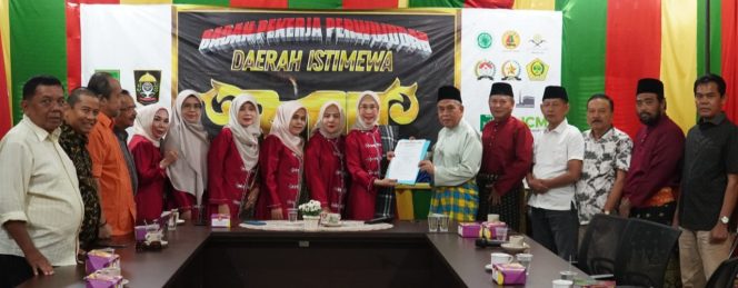 
					Bunda Kandung dari Kerukunan Keluarga Sumatera Barat menyerahkan naskah dukungan Daerah Istimewa Riau.