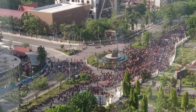 
					Aksi demo depan kantor Gubernur Riau (foto: ist)