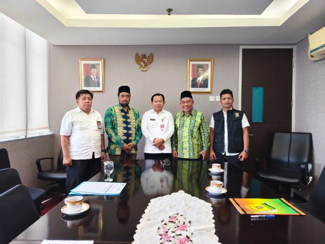 
					Ketum DPH LAMR Datuk Seri Taufik Ikram Jamil bersama Bendum DPH LAMR Datuk Fadli, foto bersama Direktur Penataan Daerah Otsus dan DPOD, Dr. Sumule Tumbo, SE, M.M.