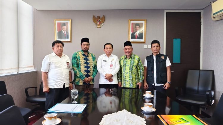 Ketum DPH LAMR Datuk Seri Taufik Ikram Jamil bersama Bendum DPH LAMR Datuk Fadli, foto bersama Direktur Penataan Daerah Otsus dan DPOD, Dr. Sumule Tumbo, SE, M.M.