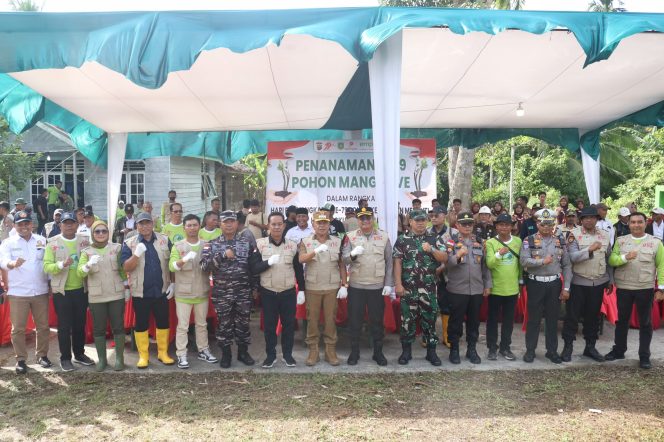 
					Foto bersama PWI Kabupaten Kepulauan Meranti bersinergi dengan Polres Kepulauan Meranti dan PT Imbang Tata Alam (ITA), setelah menanam pohon mangrove di sepanjang bibir pantai Desa Mekong, Kecamatan Tebingtinggi Barat, pada Rabu (18/6/2025). F: Ist