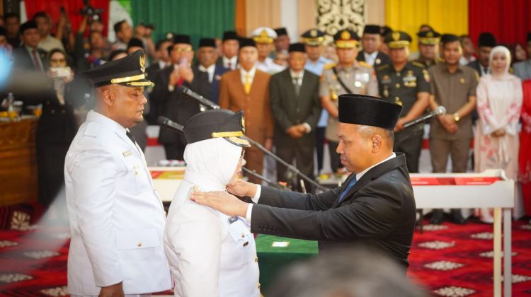 Gubernur Riau Abdul Wahid saat melantil Bupati dan Wakil Bupati Siak. 