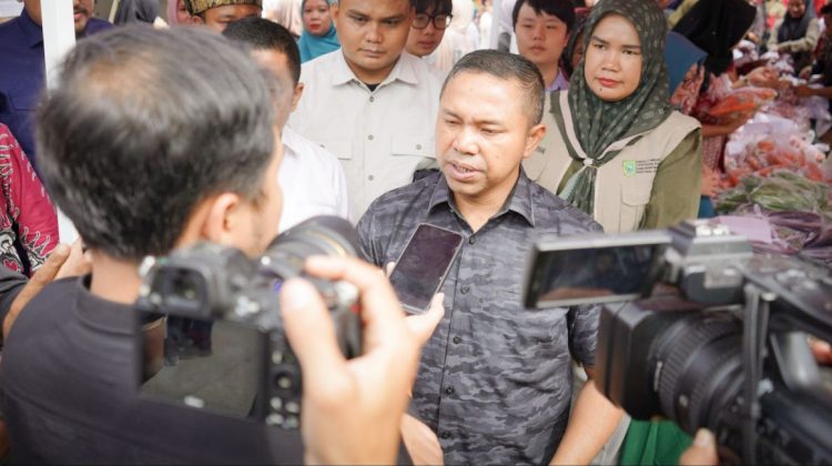 Gubri Wahid saat diwawancari wartawan seusai meresmikan kios dan membuka pasar murah.