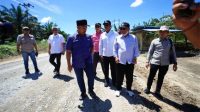 Gubri Tinjau Jalan Rusak di Rohil, Janjinya  Dipercepatan Perbaikan