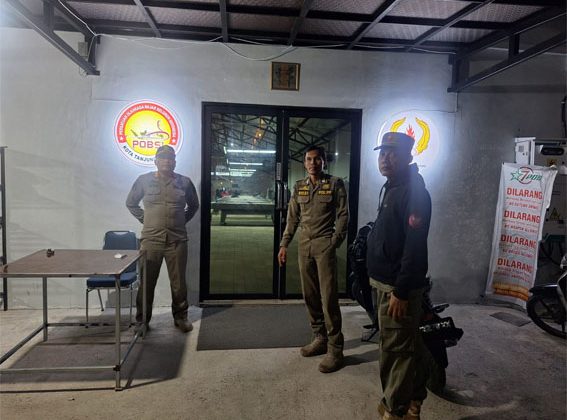 Satpol Kota Tanjungpinang  melakukan patroli di Star 7 Pool pada Sabtu malam, 31/5/2025. F: Satpol PP Tanjungpinang