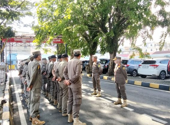 Satpol PP Kota Tanjungpinang melaksanakan Apel Persiapan Pengamanan (APP) untuk pengamanan penjemputan jemaah haji Kota Tanjungpinang. F: Ist