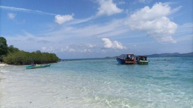 
					Salah satu pantai di pulau tujuh, Kepri.