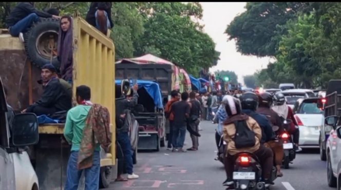 
					Kondisi depan kantor Gubernur Riau pukul 07.10 WIB, Rabu. F: Ist (18/7/2025).