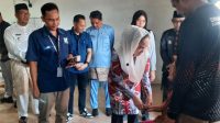 Bupati Cen Sui Lan Serahkan Bantuan Tunai untuk Warga, Wujud Nyata Negara Hadir di Tengah Rakyat